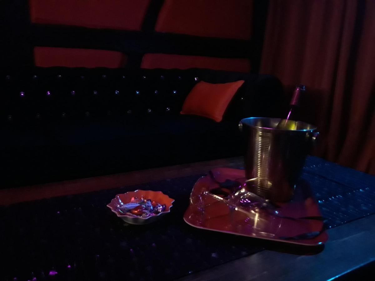 Love Room Le Rouge Et Noir 巴尔 外观 照片