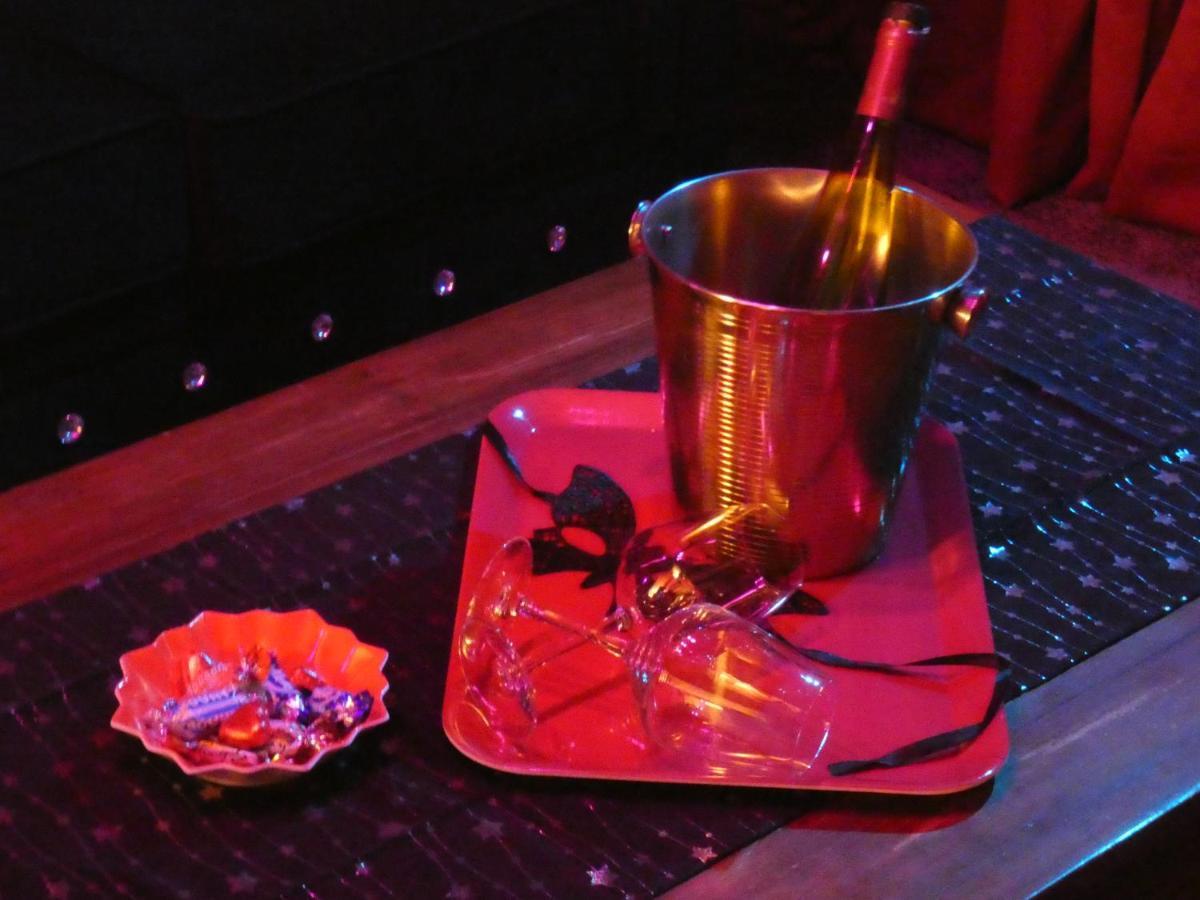 Love Room Le Rouge Et Noir 巴尔 外观 照片