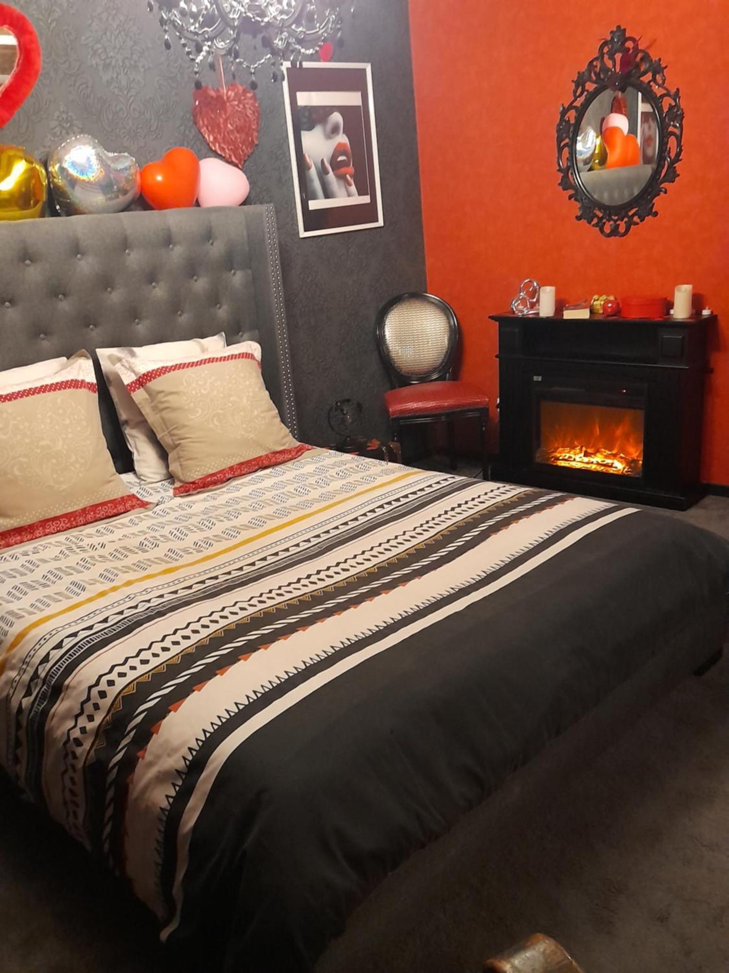Love Room Le Rouge Et Noir 巴尔 外观 照片