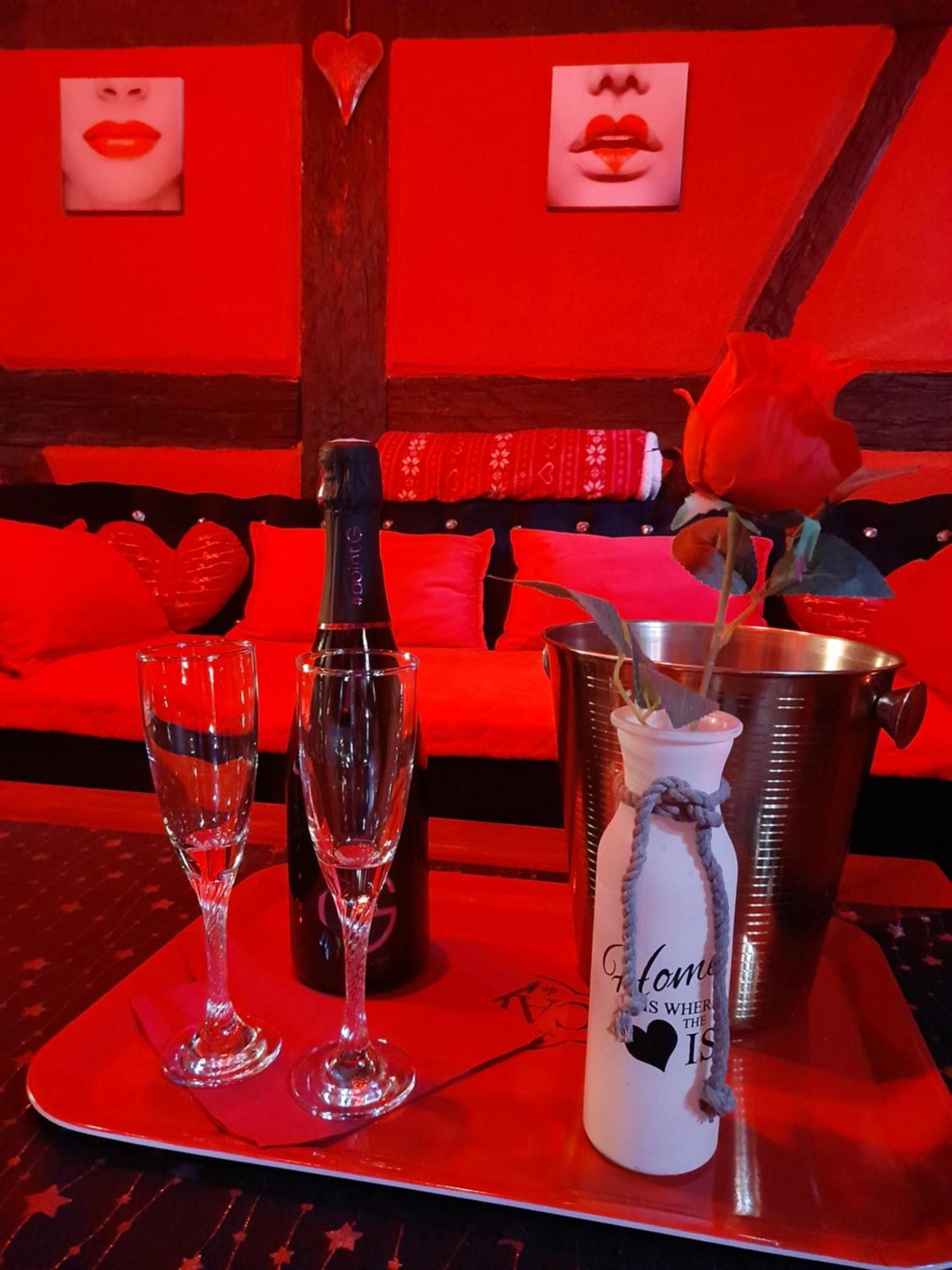 Love Room Le Rouge Et Noir 巴尔 外观 照片